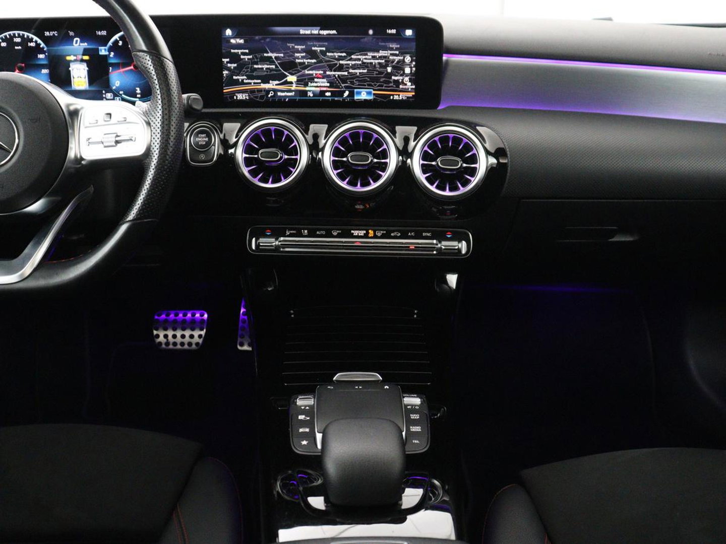 Mercedes-Benz A-Klasse 200 AMG Business Solution Aut. | Pano | LED | Half sfeerverlichting | Sfeerverlichting | Elec. Stoelen | Stoelverwarming | Virtual Display | Navi | Camera | Trekaak | Carplay