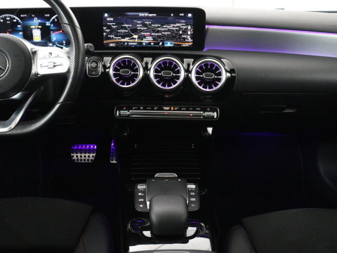 Mercedes-Benz A-Klasse 200 AMG Business Solution Aut. | Pano | LED | Half sfeerverlichting | Sfeerverlichting | Elec. Stoelen | Stoelverwarming | Virtual Display | Navi | Camera | Trekaak | Carplay