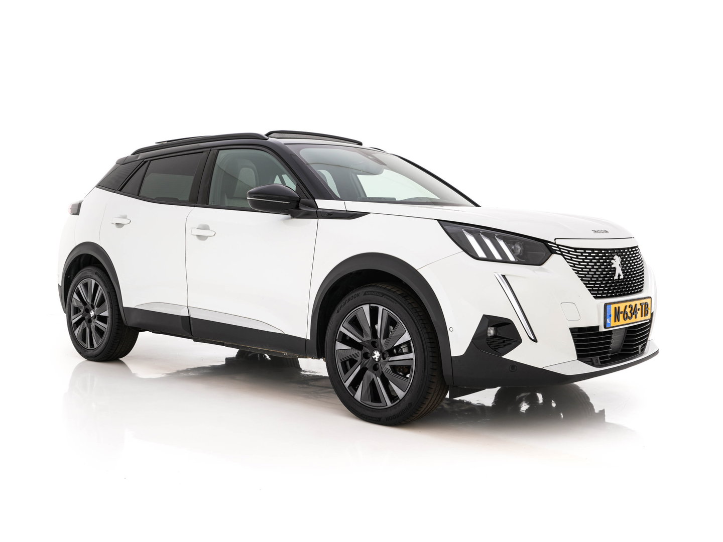 Peugeot e-2008 EV GT Pack 50 kWh [3-Fase-11kW] {SoH-88%} (INCL.BTW) *PANO | DIGI-COCKPIT | FULL-LED | BLIS | KEYLESS | LEATHER-MICROFIBRE | CAMERA | CARPLAY | CCS-FASTLOADER | DAB+ | NAVI-FULLMAP | ECC | PDC | SPORT-SEATS | AMBIENT-LIGHT | PRIVACY-