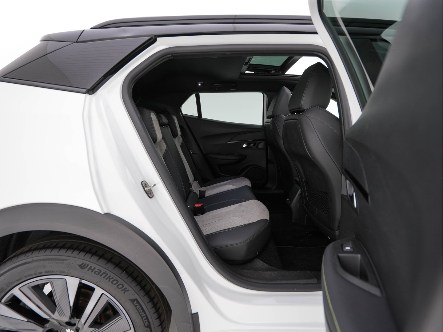 Peugeot e-2008 EV GT Pack 50 kWh [3-Fase-11kW] {SoH-88%} (INCL.BTW) *PANO | DIGI-COCKPIT | FULL-LED | BLIS | KEYLESS | LEATHER-MICROFIBRE | CAMERA | CARPLAY | CCS-FASTLOADER | DAB+ | NAVI-FULLMAP | ECC | PDC | SPORT-SEATS | AMBIENT-LIGHT | PRIVACY-