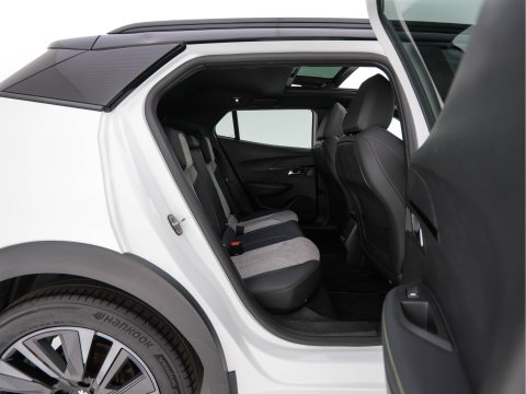Peugeot e-2008 EV GT Pack 50 kWh [3-Fase-11kW] {SoH-88%} (INCL.BTW) *PANO | DIGI-COCKPIT | FULL-LED | BLIS | KEYLESS | LEATHER-MICROFIBRE | CAMERA | CARPLAY | CCS-FASTLOADER | DAB+ | NAVI-FULLMAP | ECC | PDC | SPORT-SEATS | AMBIENT-LIGHT | PRIVACY-
