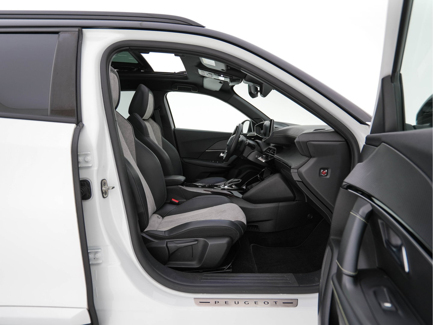 Peugeot e-2008 EV GT Pack 50 kWh [3-Fase-11kW] {SoH-88%} (INCL.BTW) *PANO | DIGI-COCKPIT | FULL-LED | BLIS | KEYLESS | LEATHER-MICROFIBRE | CAMERA | CARPLAY | CCS-FASTLOADER | DAB+ | NAVI-FULLMAP | ECC | PDC | SPORT-SEATS | AMBIENT-LIGHT | PRIVACY-