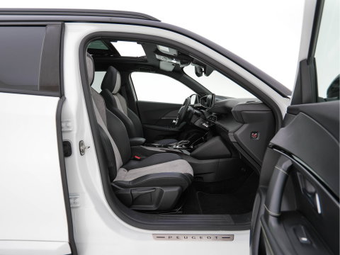 Peugeot e-2008 EV GT Pack 50 kWh [3-Fase-11kW] {SoH-88%} (INCL.BTW) *PANO | DIGI-COCKPIT | FULL-LED | BLIS | KEYLESS | LEATHER-MICROFIBRE | CAMERA | CARPLAY | CCS-FASTLOADER | DAB+ | NAVI-FULLMAP | ECC | PDC | SPORT-SEATS | AMBIENT-LIGHT | PRIVACY-