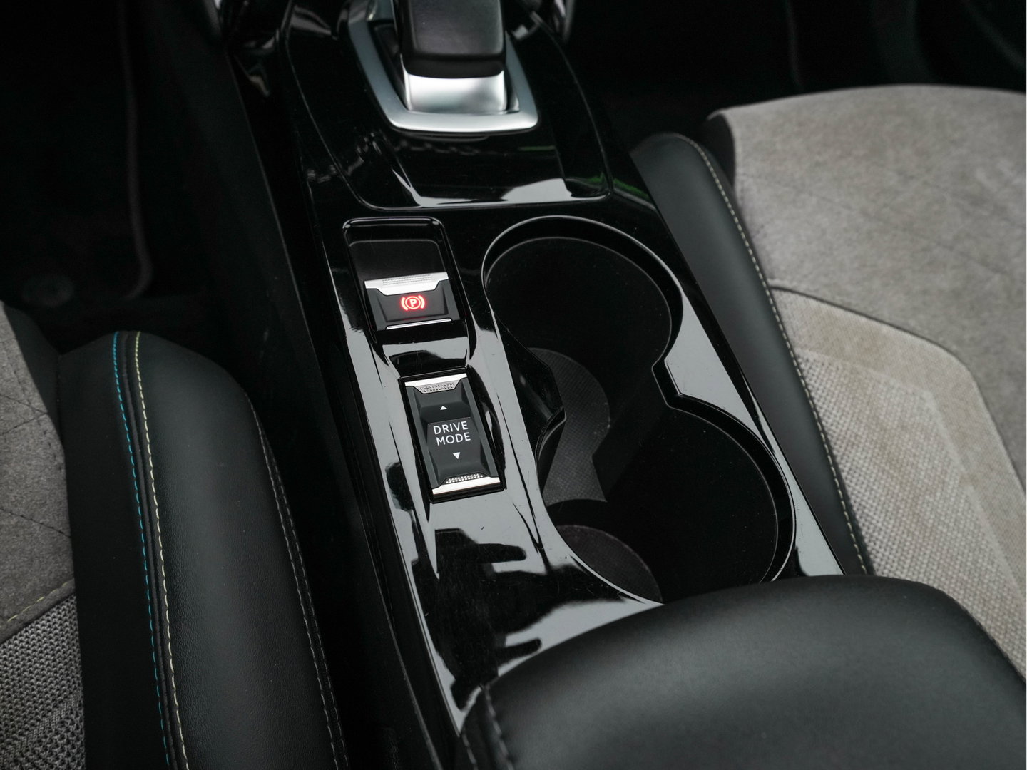Peugeot e-2008 EV GT Pack 50 kWh [3-Fase-11kW] {SoH-88%} (INCL.BTW) *PANO | DIGI-COCKPIT | FULL-LED | BLIS | KEYLESS | LEATHER-MICROFIBRE | CAMERA | CARPLAY | CCS-FASTLOADER | DAB+ | NAVI-FULLMAP | ECC | PDC | SPORT-SEATS | AMBIENT-LIGHT | PRIVACY-