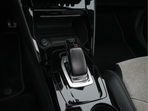 Peugeot e-2008 EV GT Pack 50 kWh [3-Fase-11kW] {SoH-88%} (INCL.BTW) *PANO | DIGI-COCKPIT | FULL-LED | BLIS | KEYLESS | LEATHER-MICROFIBRE | CAMERA | CARPLAY | CCS-FASTLOADER | DAB+ | NAVI-FULLMAP | ECC | PDC | SPORT-SEATS | AMBIENT-LIGHT | PRIVACY-