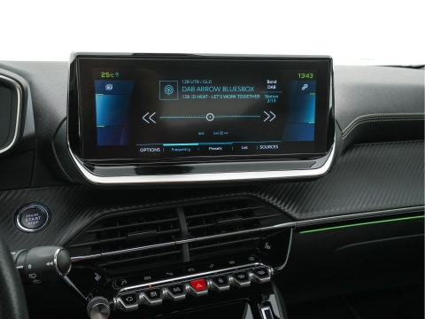 Peugeot e-2008 EV GT Pack 50 kWh [3-Fase-11kW] {SoH-88%} (INCL.BTW) *PANO | DIGI-COCKPIT | FULL-LED | BLIS | KEYLESS | LEATHER-MICROFIBRE | CAMERA | CARPLAY | CCS-FASTLOADER | DAB+ | NAVI-FULLMAP | ECC | PDC | SPORT-SEATS | AMBIENT-LIGHT | PRIVACY-