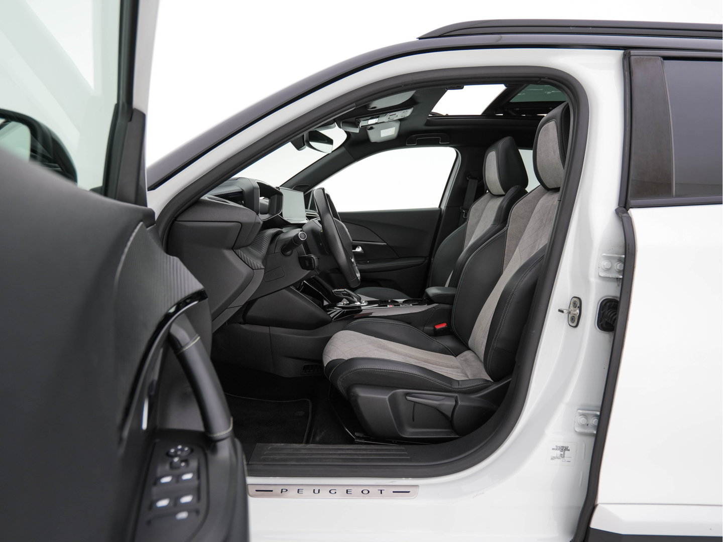 Peugeot e-2008 EV GT Pack 50 kWh [3-Fase-11kW] {SoH-88%} (INCL.BTW) *PANO | DIGI-COCKPIT | FULL-LED | BLIS | KEYLESS | LEATHER-MICROFIBRE | CAMERA | CARPLAY | CCS-FASTLOADER | DAB+ | NAVI-FULLMAP | ECC | PDC | SPORT-SEATS | AMBIENT-LIGHT | PRIVACY-