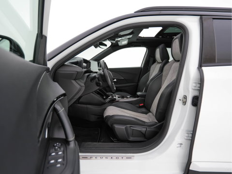Peugeot e-2008 EV GT Pack 50 kWh [3-Fase-11kW] {SoH-88%} (INCL.BTW) *PANO | DIGI-COCKPIT | FULL-LED | BLIS | KEYLESS | LEATHER-MICROFIBRE | CAMERA | CARPLAY | CCS-FASTLOADER | DAB+ | NAVI-FULLMAP | ECC | PDC | SPORT-SEATS | AMBIENT-LIGHT | PRIVACY-
