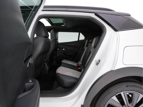 Peugeot e-2008 EV GT Pack 50 kWh [3-Fase-11kW] {SoH-88%} (INCL.BTW) *PANO | DIGI-COCKPIT | FULL-LED | BLIS | KEYLESS | LEATHER-MICROFIBRE | CAMERA | CARPLAY | CCS-FASTLOADER | DAB+ | NAVI-FULLMAP | ECC | PDC | SPORT-SEATS | AMBIENT-LIGHT | PRIVACY-