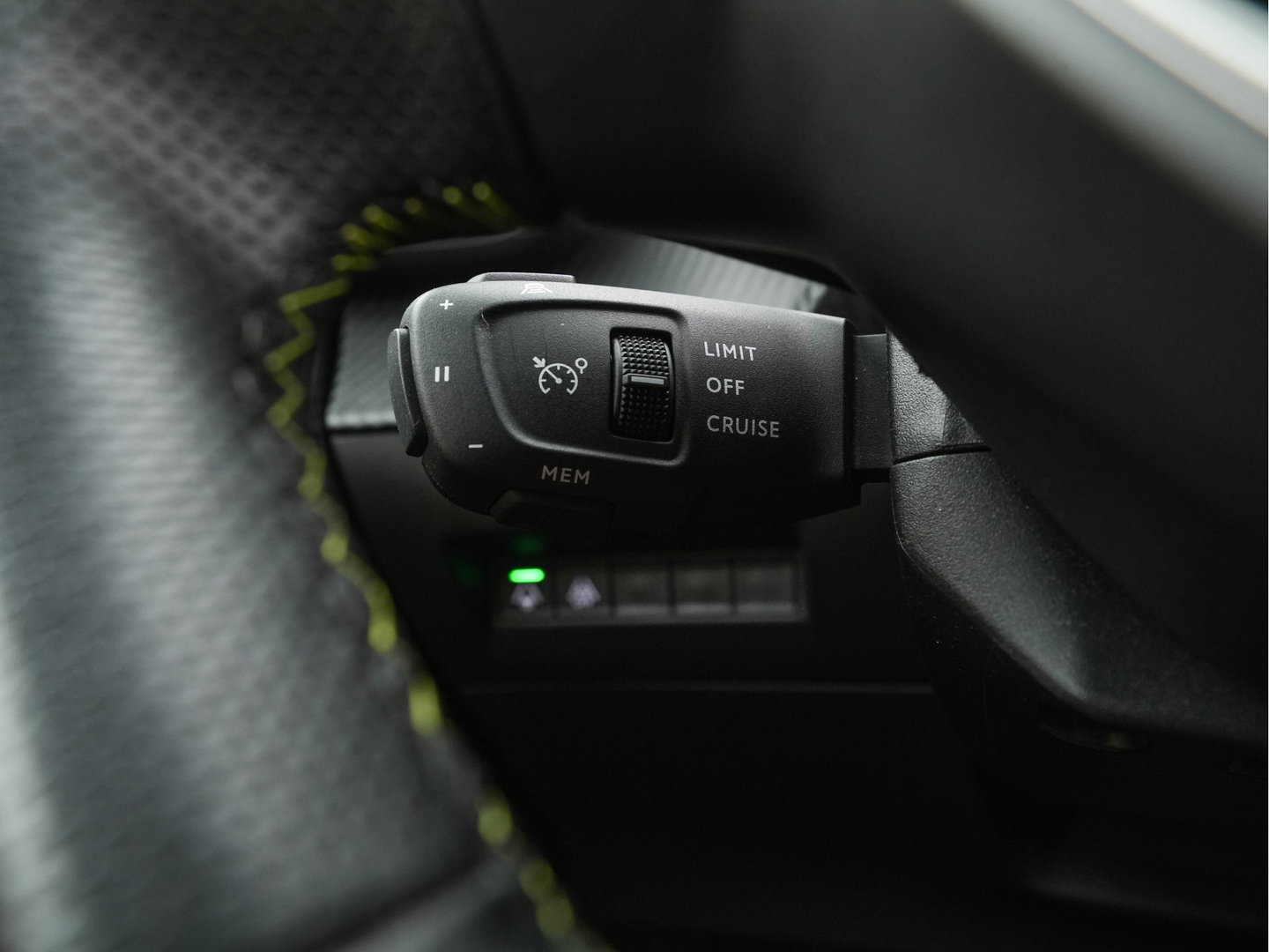 Peugeot e-2008 EV GT Pack 50 kWh [3-Fase-11kW] {SoH-88%} (INCL.BTW) *PANO | DIGI-COCKPIT | FULL-LED | BLIS | KEYLESS | LEATHER-MICROFIBRE | CAMERA | CARPLAY | CCS-FASTLOADER | DAB+ | NAVI-FULLMAP | ECC | PDC | SPORT-SEATS | AMBIENT-LIGHT | PRIVACY-