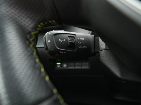 Peugeot e-2008 EV GT Pack 50 kWh [3-Fase-11kW] {SoH-88%} (INCL.BTW) *PANO | DIGI-COCKPIT | FULL-LED | BLIS | KEYLESS | LEATHER-MICROFIBRE | CAMERA | CARPLAY | CCS-FASTLOADER | DAB+ | NAVI-FULLMAP | ECC | PDC | SPORT-SEATS | AMBIENT-LIGHT | PRIVACY-