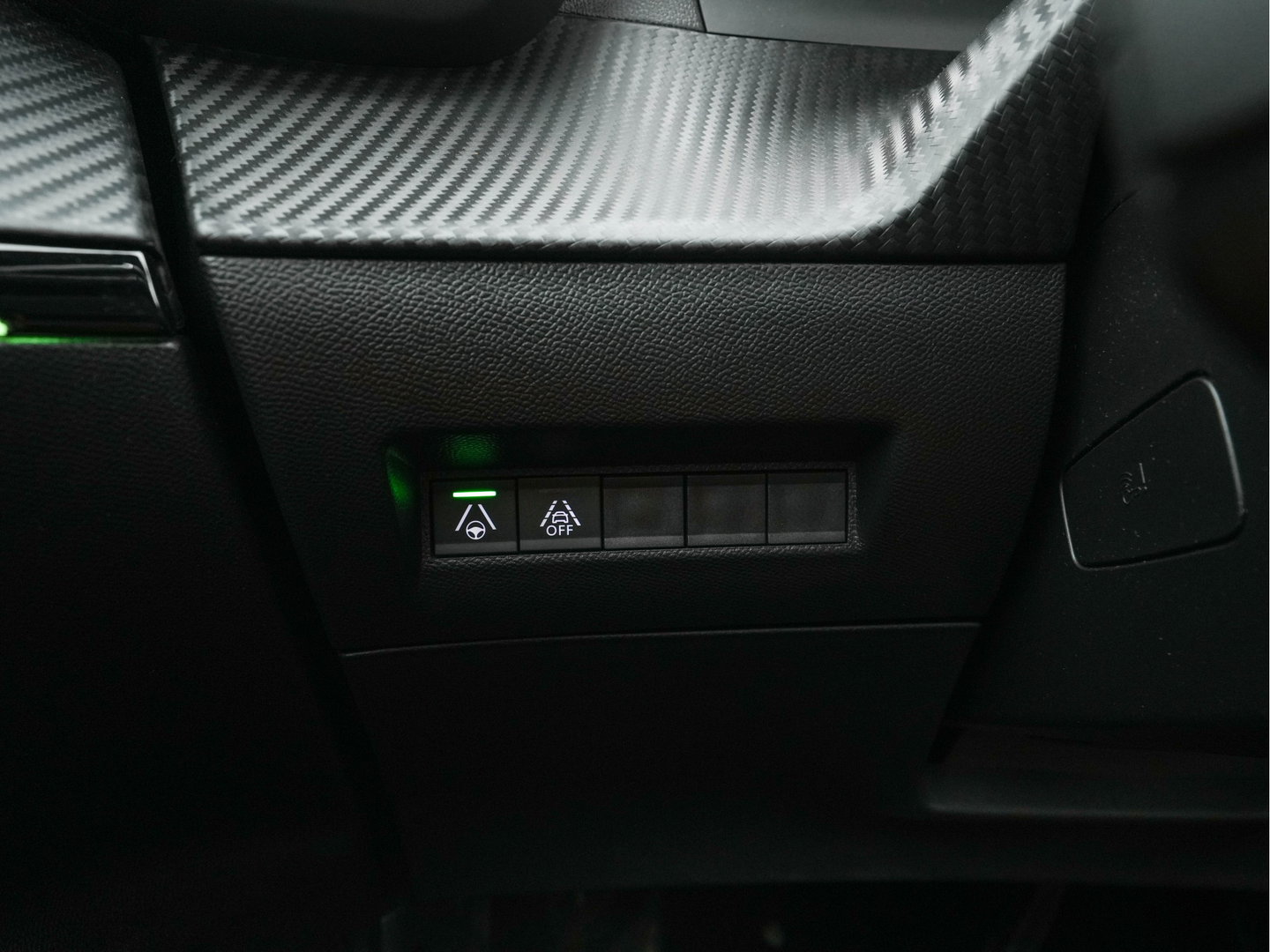 Peugeot e-2008 EV GT Pack 50 kWh [3-Fase-11kW] {SoH-88%} (INCL.BTW) *PANO | DIGI-COCKPIT | FULL-LED | BLIS | KEYLESS | LEATHER-MICROFIBRE | CAMERA | CARPLAY | CCS-FASTLOADER | DAB+ | NAVI-FULLMAP | ECC | PDC | SPORT-SEATS | AMBIENT-LIGHT | PRIVACY-