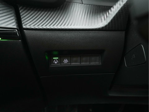 Peugeot e-2008 EV GT Pack 50 kWh [3-Fase-11kW] {SoH-88%} (INCL.BTW) *PANO | DIGI-COCKPIT | FULL-LED | BLIS | KEYLESS | LEATHER-MICROFIBRE | CAMERA | CARPLAY | CCS-FASTLOADER | DAB+ | NAVI-FULLMAP | ECC | PDC | SPORT-SEATS | AMBIENT-LIGHT | PRIVACY-