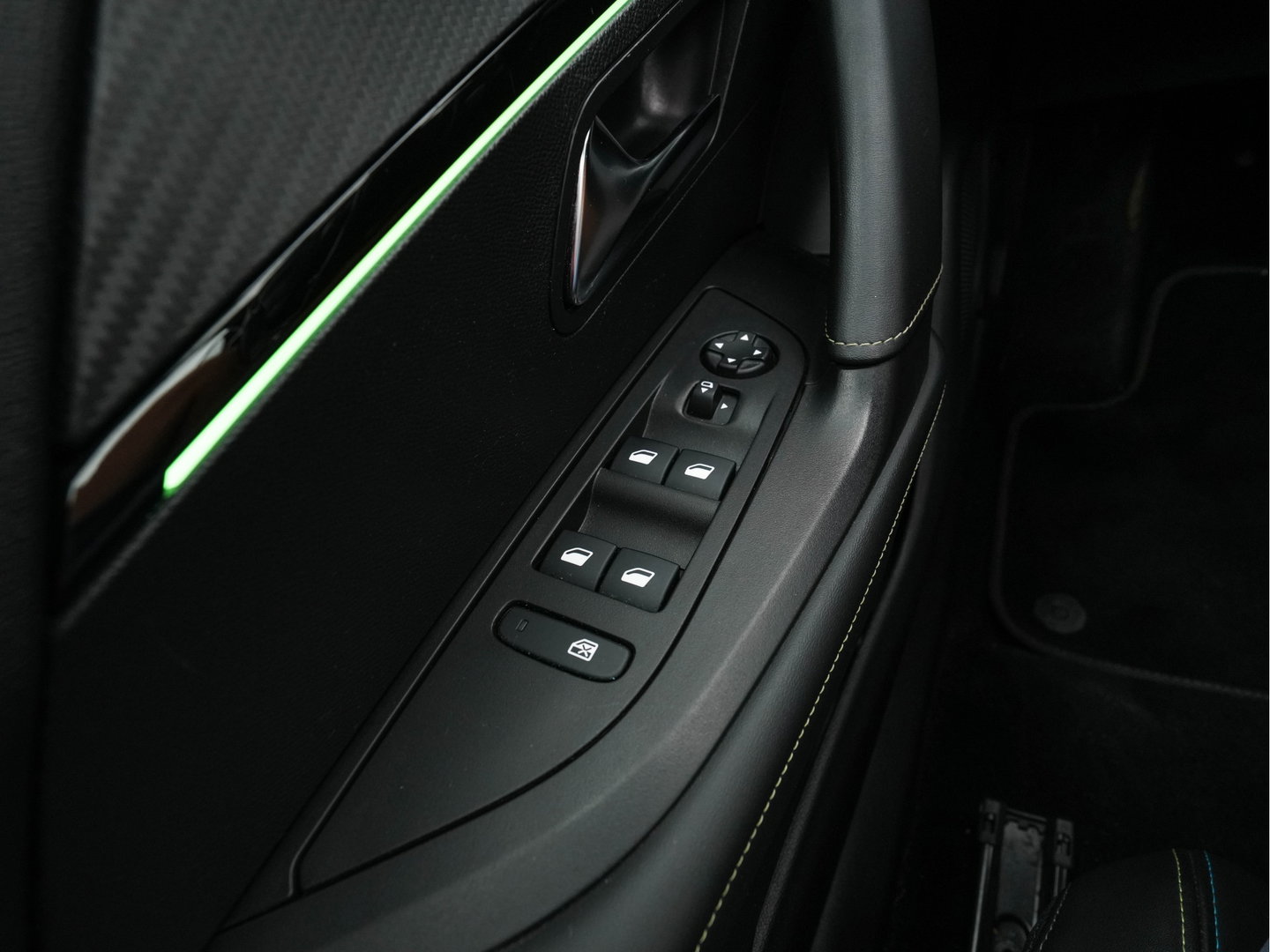 Peugeot e-2008 EV GT Pack 50 kWh [3-Fase-11kW] {SoH-88%} (INCL.BTW) *PANO | DIGI-COCKPIT | FULL-LED | BLIS | KEYLESS | LEATHER-MICROFIBRE | CAMERA | CARPLAY | CCS-FASTLOADER | DAB+ | NAVI-FULLMAP | ECC | PDC | SPORT-SEATS | AMBIENT-LIGHT | PRIVACY-