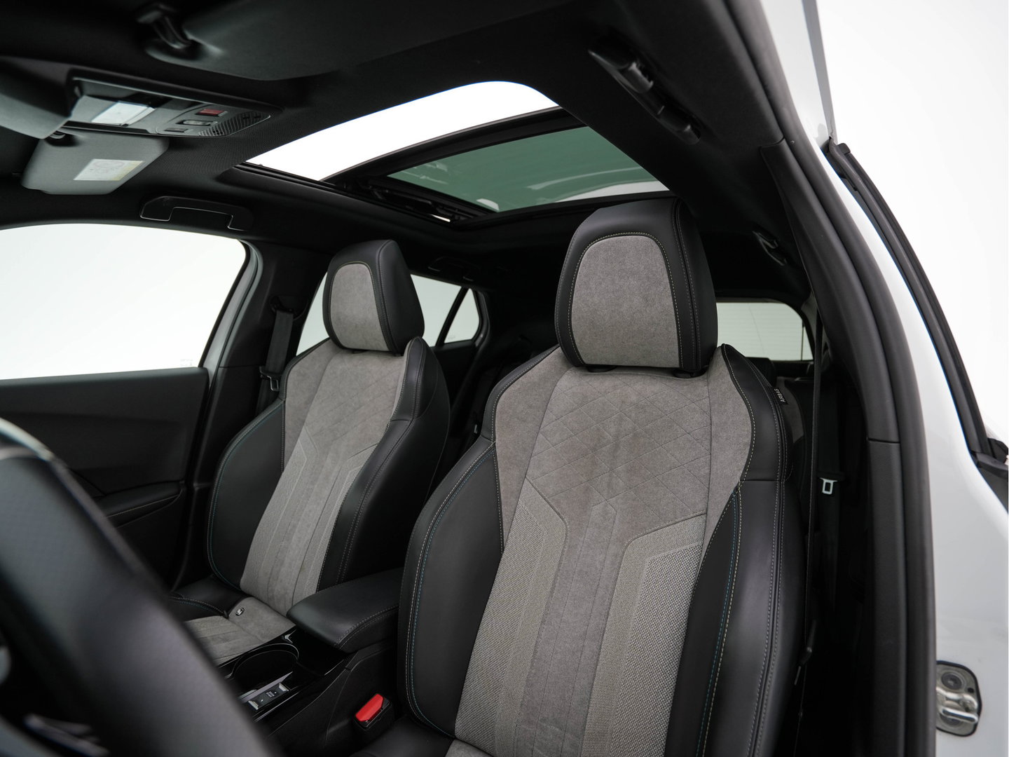 Peugeot e-2008 EV GT Pack 50 kWh [3-Fase-11kW] {SoH-88%} (INCL.BTW) *PANO | DIGI-COCKPIT | FULL-LED | BLIS | KEYLESS | LEATHER-MICROFIBRE | CAMERA | CARPLAY | CCS-FASTLOADER | DAB+ | NAVI-FULLMAP | ECC | PDC | SPORT-SEATS | AMBIENT-LIGHT | PRIVACY-