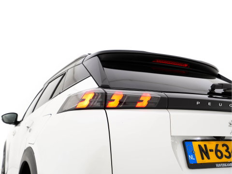 Peugeot e-2008 EV GT Pack 50 kWh [3-Fase-11kW] {SoH-88%} (INCL.BTW) *PANO | DIGI-COCKPIT | FULL-LED | BLIS | KEYLESS | LEATHER-MICROFIBRE | CAMERA | CARPLAY | CCS-FASTLOADER | DAB+ | NAVI-FULLMAP | ECC | PDC | SPORT-SEATS | AMBIENT-LIGHT | PRIVACY-
