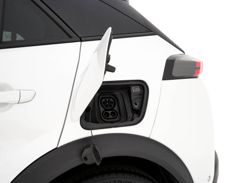 Peugeot e-2008 EV GT Pack 50 kWh [3-Fase-11kW] {SoH-88%} (INCL.BTW) *PANO | DIGI-COCKPIT | FULL-LED | BLIS | KEYLESS | LEATHER-MICROFIBRE | CAMERA | CARPLAY | CCS-FASTLOADER | DAB+ | NAVI-FULLMAP | ECC | PDC | SPORT-SEATS | AMBIENT-LIGHT | PRIVACY-