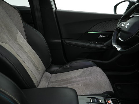 Peugeot e-2008 EV GT Pack 50 kWh [3-Fase-11kW] {SoH-88%} (INCL.BTW) *PANO | DIGI-COCKPIT | FULL-LED | BLIS | KEYLESS | LEATHER-MICROFIBRE | CAMERA | CARPLAY | CCS-FASTLOADER | DAB+ | NAVI-FULLMAP | ECC | PDC | SPORT-SEATS | AMBIENT-LIGHT | PRIVACY-