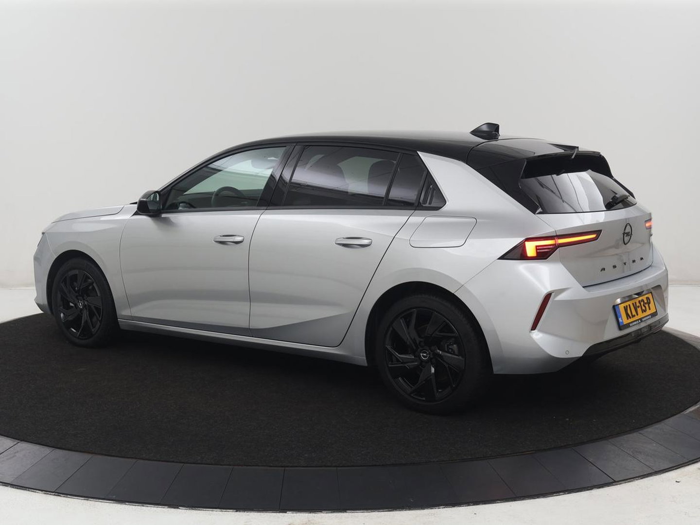 Opel Astra 1.6 Hybrid GS Line | SOH 97,5% | Half leder | Stuur/stoel verwarming | Adaptive cruise | Carplay | 360 Camera | Parks assist | PHEV