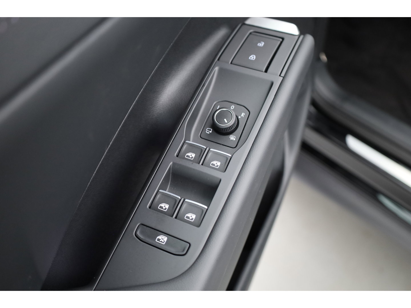 Volkswagen T-Roc 1.5 eTsi R-Line | Pano | IQ Light | Adapt. Cruise | Trekhaak | Camera | Stoel- Stuurverw. | CarPlay |