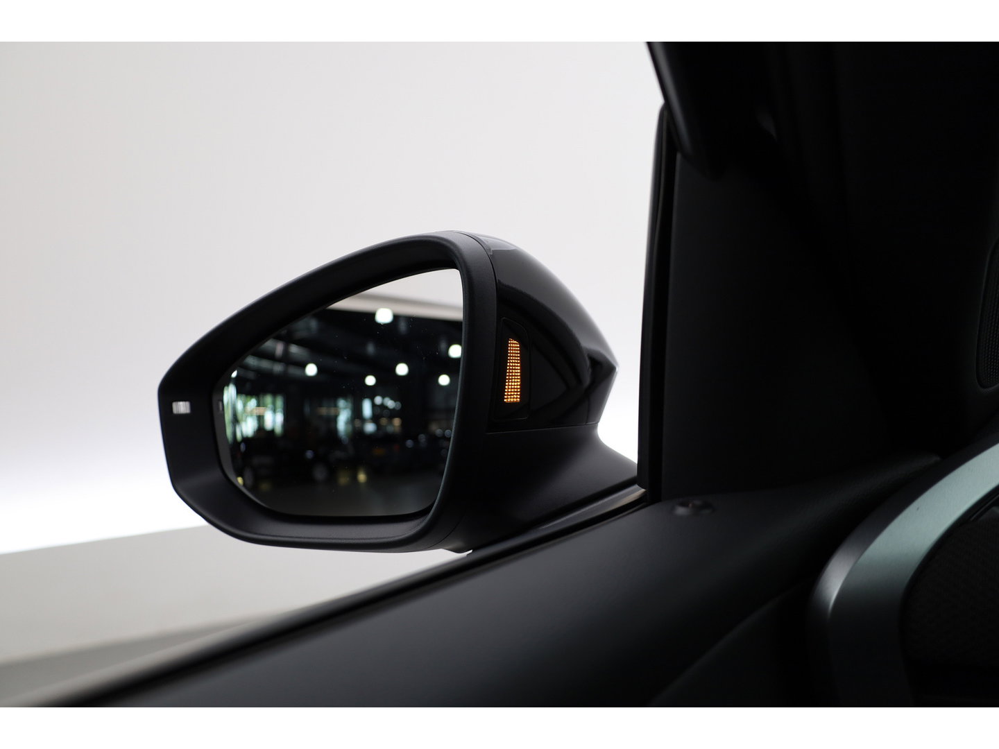 Volkswagen T-Roc 1.5 eTsi R-Line | Pano | IQ Light | Adapt. Cruise | Trekhaak | Camera | Stoel- Stuurverw. | CarPlay |