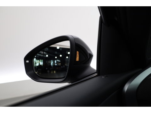 Volkswagen T-Roc 1.5 eTsi R-Line | Pano | IQ Light | Adapt. Cruise | Trekhaak | Camera | Stoel- Stuurverw. | CarPlay |