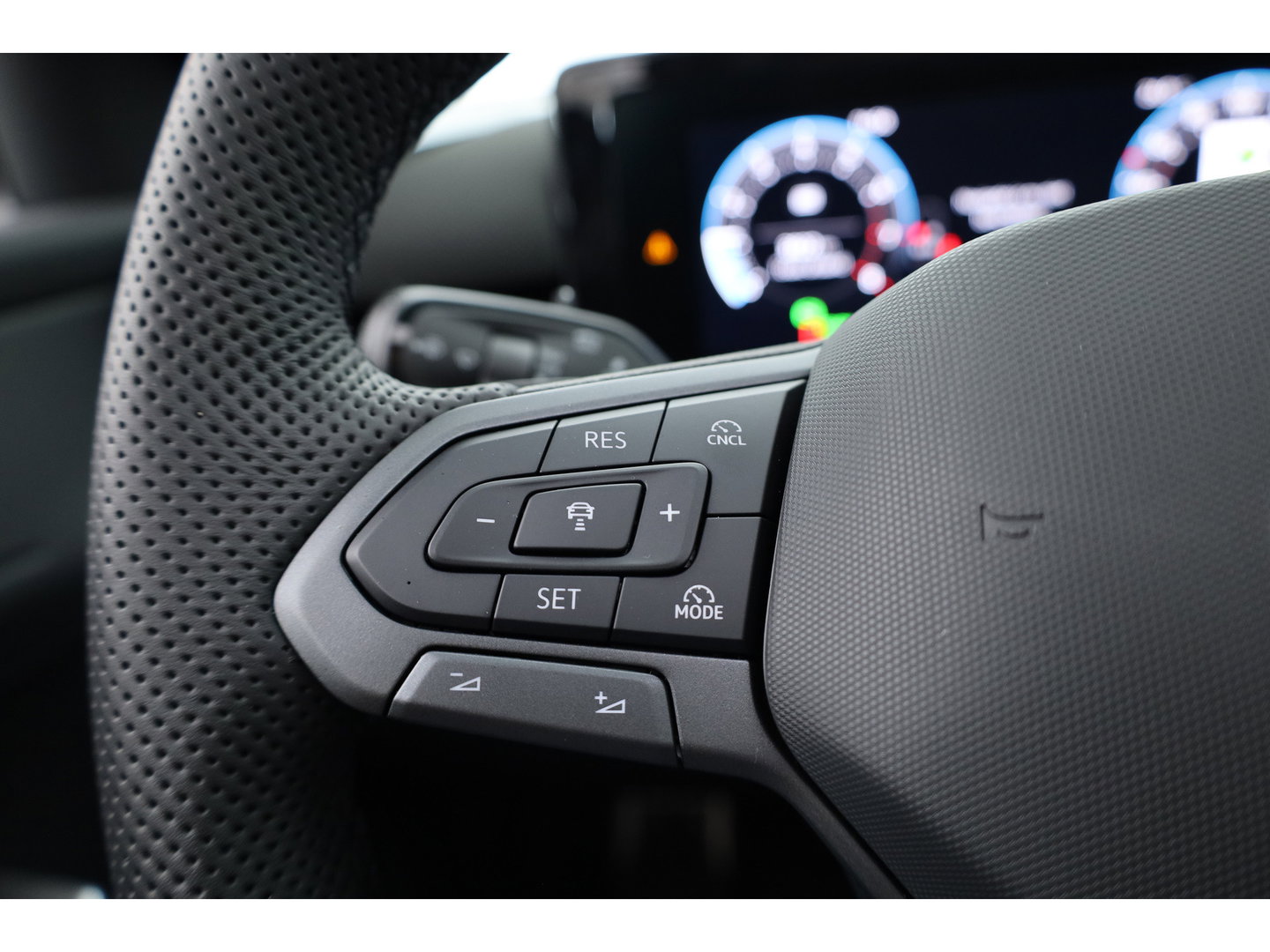 Volkswagen T-Roc 1.5 eTsi R-Line | Pano | IQ Light | Adapt. Cruise | Trekhaak | Camera | Stoel- Stuurverw. | CarPlay |