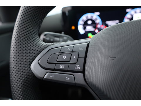 Volkswagen T-Roc 1.5 eTsi R-Line | Pano | IQ Light | Adapt. Cruise | Trekhaak | Camera | Stoel- Stuurverw. | CarPlay |