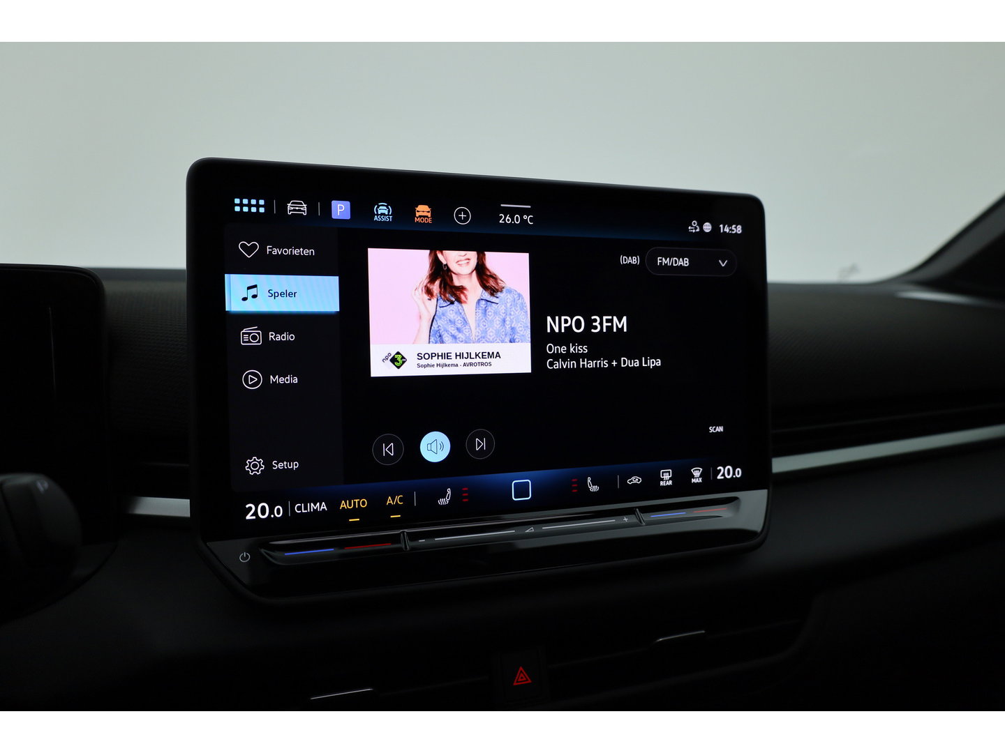 Volkswagen T-Roc 1.5 eTsi R-Line | Pano | IQ Light | Adapt. Cruise | Trekhaak | Camera | Stoel- Stuurverw. | CarPlay |