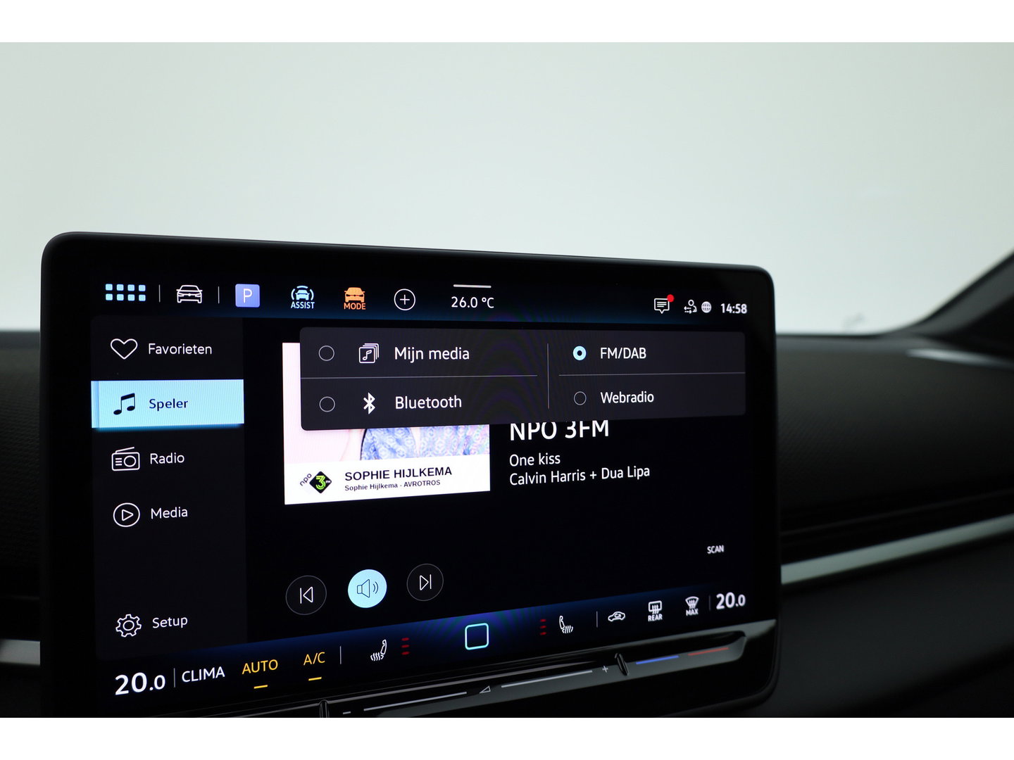 Volkswagen T-Roc 1.5 eTsi R-Line | Pano | IQ Light | Adapt. Cruise | Trekhaak | Camera | Stoel- Stuurverw. | CarPlay |