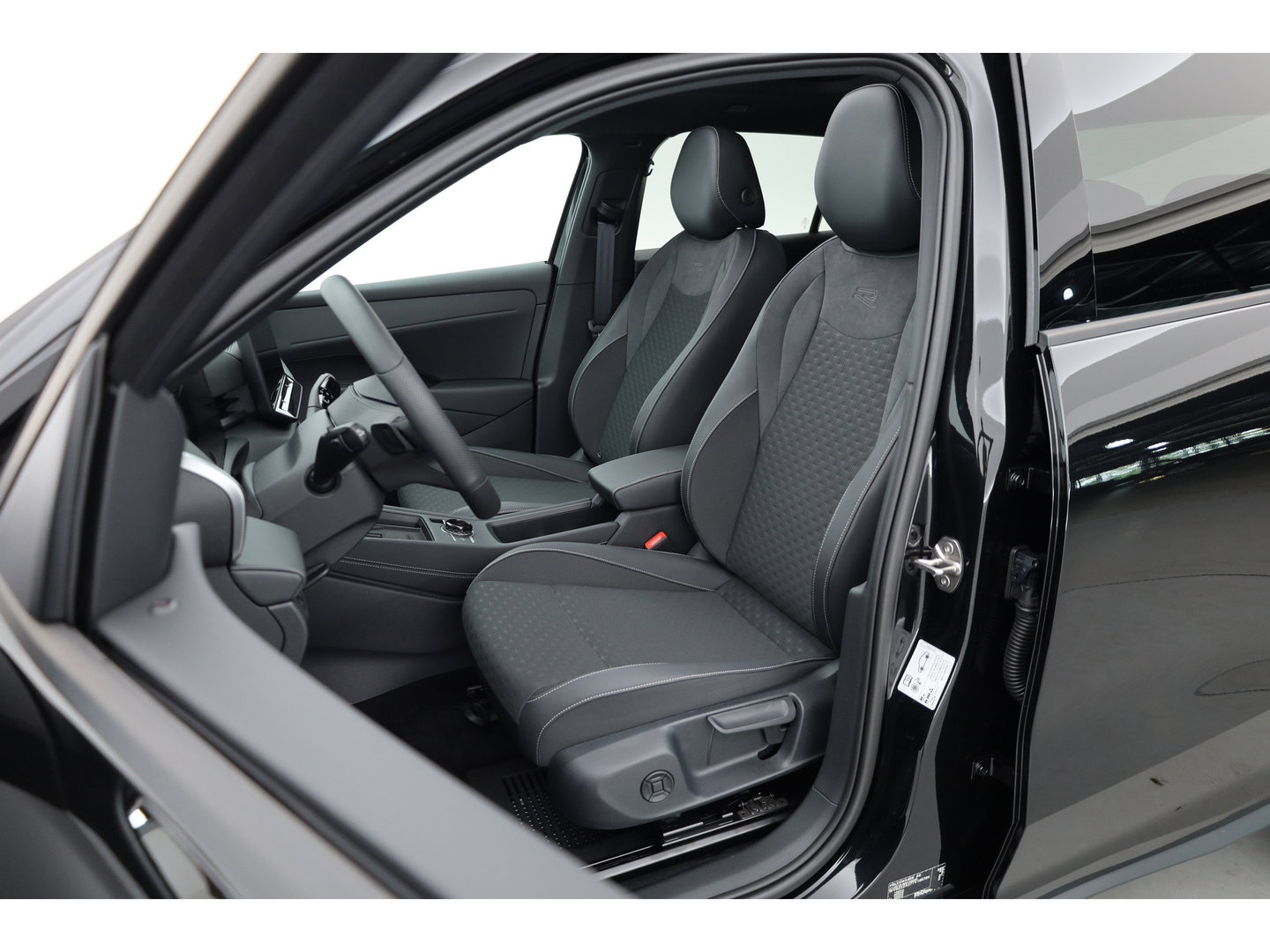 Volkswagen T-Roc 1.5 eTsi R-Line | Pano | IQ Light | Adapt. Cruise | Trekhaak | Camera | Stoel- Stuurverw. | CarPlay |