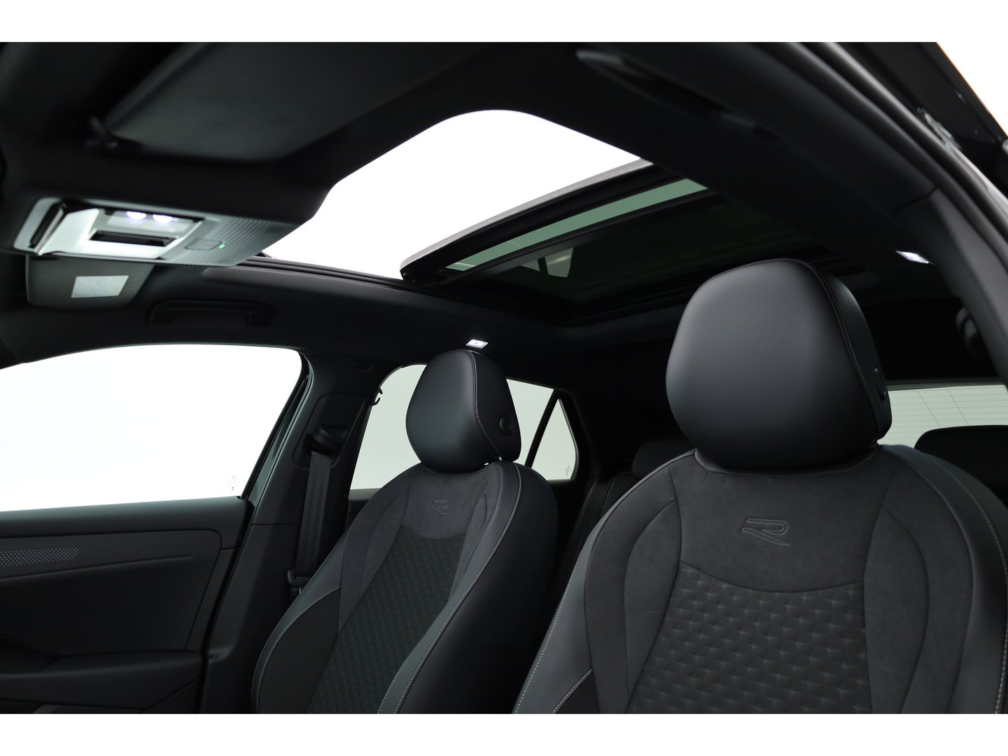 Volkswagen T-Roc 1.5 eTsi R-Line | Pano | IQ Light | Adapt. Cruise | Trekhaak | Camera | Stoel- Stuurverw. | CarPlay |