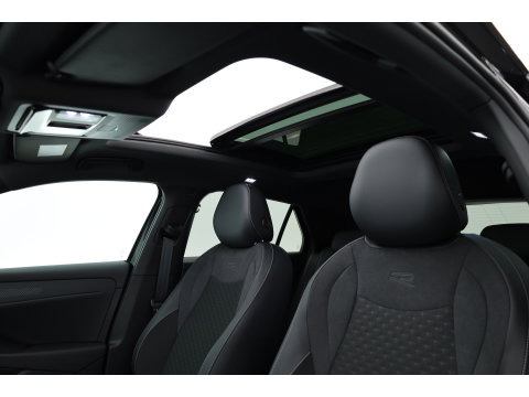 Volkswagen T-Roc 1.5 eTsi R-Line | Pano | IQ Light | Adapt. Cruise | Trekhaak | Camera | Stoel- Stuurverw. | CarPlay |