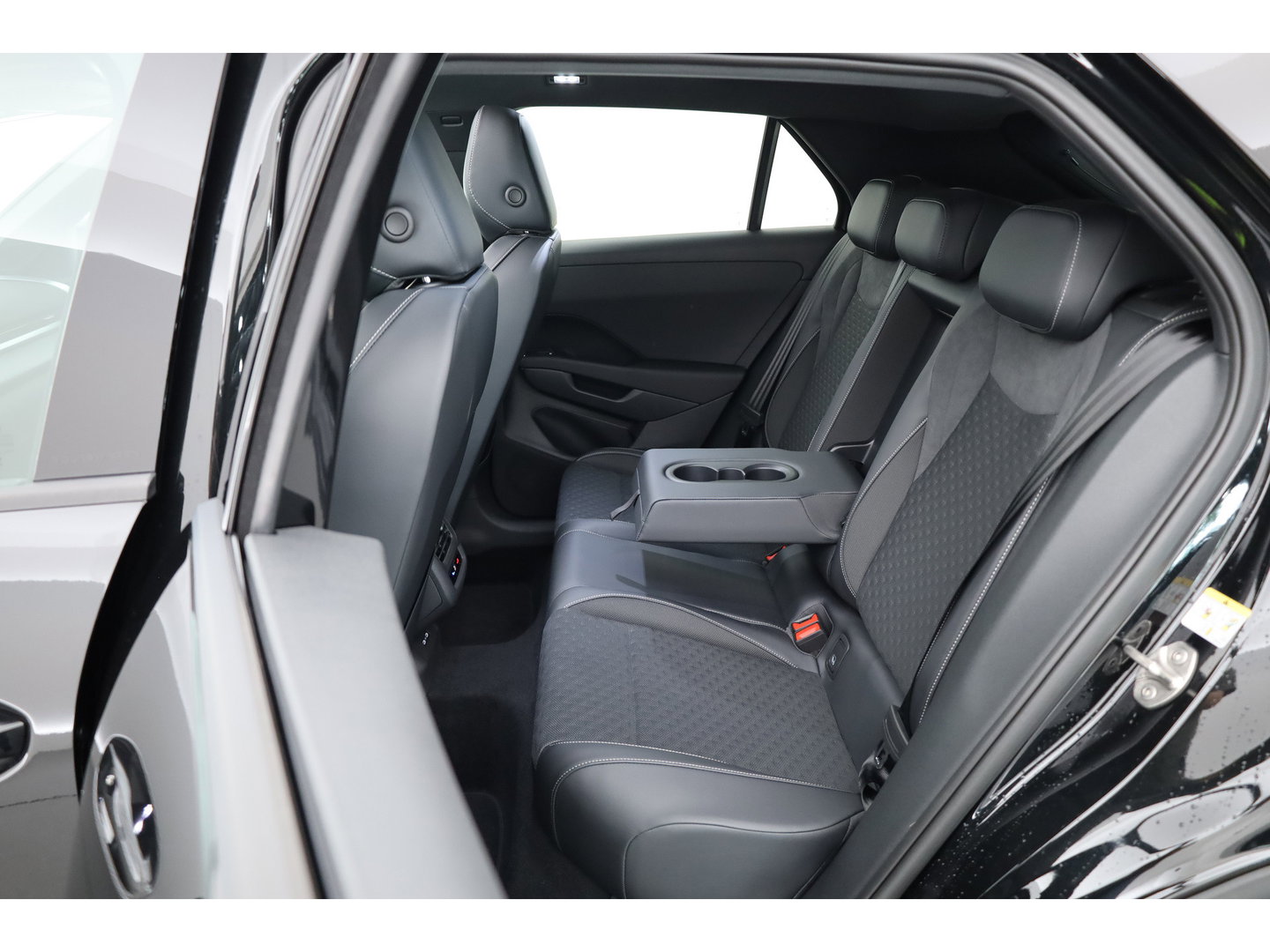 Volkswagen T-Roc 1.5 eTsi R-Line | Pano | IQ Light | Adapt. Cruise | Trekhaak | Camera | Stoel- Stuurverw. | CarPlay |