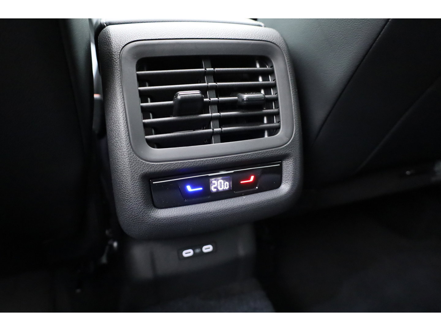 Volkswagen T-Roc 1.5 eTsi R-Line | Pano | IQ Light | Adapt. Cruise | Trekhaak | Camera | Stoel- Stuurverw. | CarPlay |