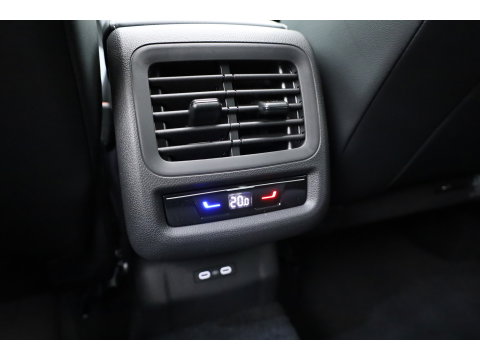 Volkswagen T-Roc 1.5 eTsi R-Line | Pano | IQ Light | Adapt. Cruise | Trekhaak | Camera | Stoel- Stuurverw. | CarPlay |