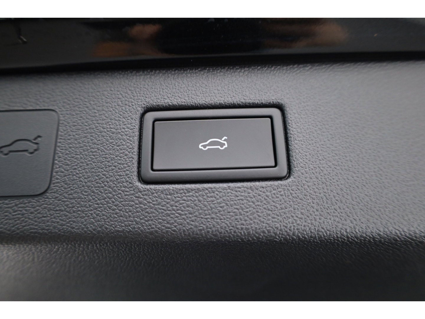 Volkswagen T-Roc 1.5 eTsi R-Line | Pano | IQ Light | Adapt. Cruise | Trekhaak | Camera | Stoel- Stuurverw. | CarPlay |