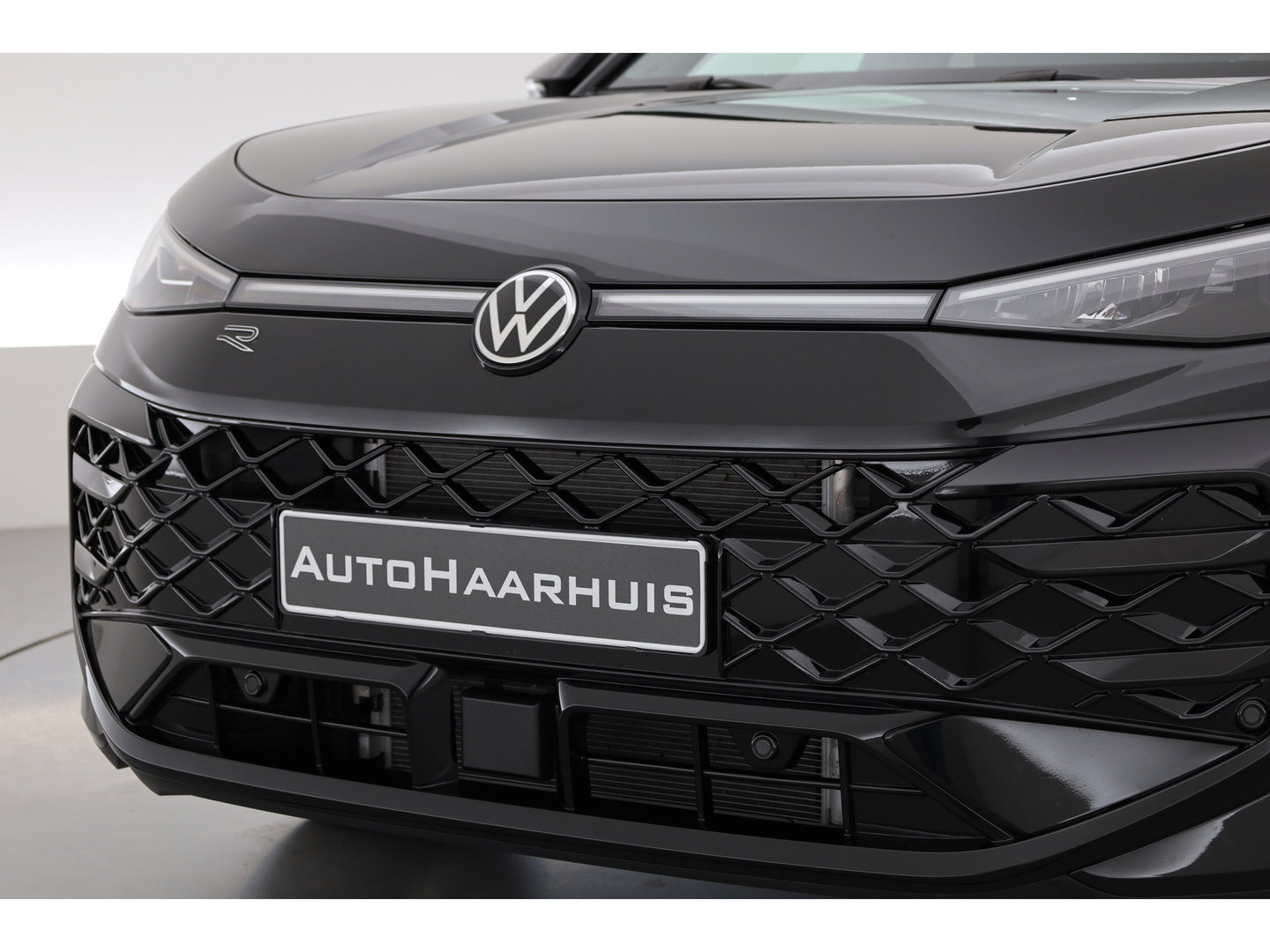 Volkswagen T-Roc 1.5 eTsi R-Line | Pano | IQ Light | Adapt. Cruise | Trekhaak | Camera | Stoel- Stuurverw. | CarPlay |