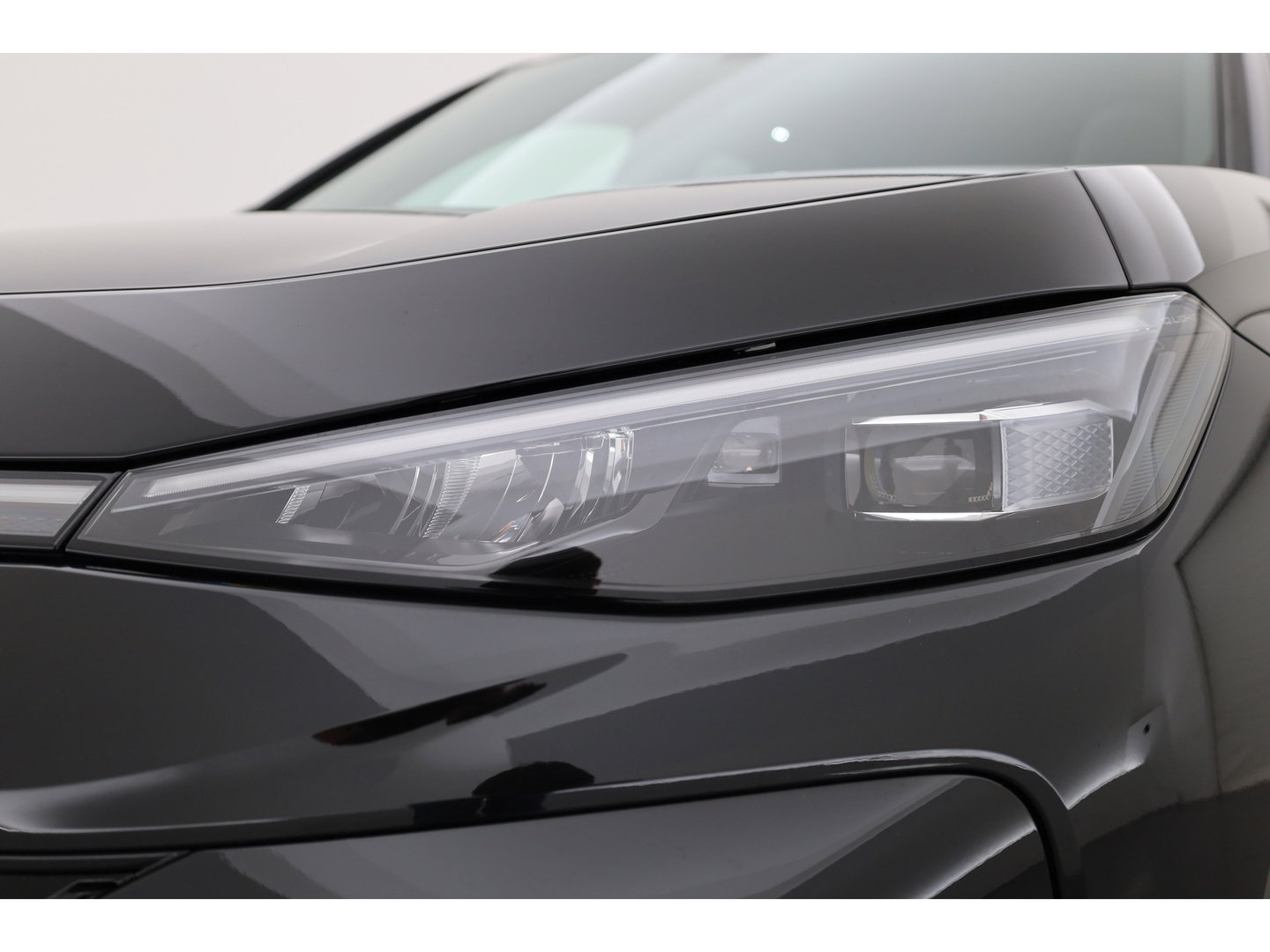 Volkswagen T-Roc 1.5 eTsi R-Line | Pano | IQ Light | Adapt. Cruise | Trekhaak | Camera | Stoel- Stuurverw. | CarPlay |
