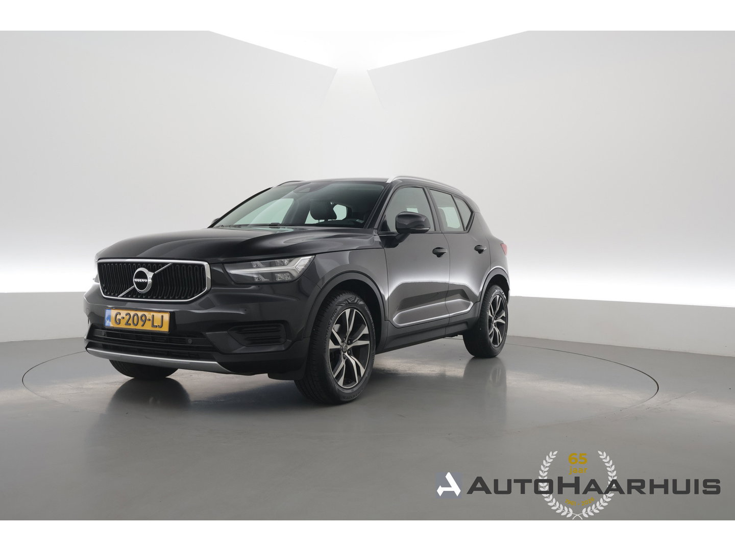 Volvo XC40 1.5 T3 Momentum Pro | RIJKLAAR!! | Cruise Contr. | Trekhaak | Camera | All Season | Apple CarPlay | Navi
