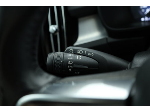 Volvo XC40 1.5 T3 Momentum Pro | RIJKLAAR!! | Cruise Contr. | Trekhaak | Camera | All Season | Apple CarPlay | Navi