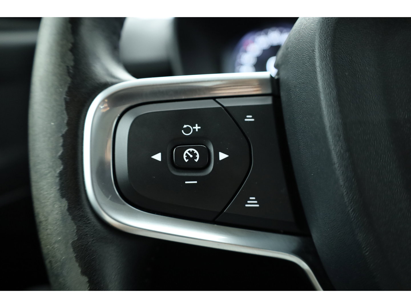 Volvo XC40 1.5 T3 Momentum Pro | RIJKLAAR!! | Cruise Contr. | Trekhaak | Camera | All Season | Apple CarPlay | Navi