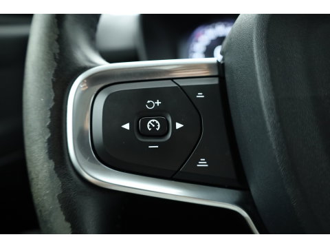 Volvo XC40 1.5 T3 Momentum Pro | RIJKLAAR!! | Cruise Contr. | Trekhaak | Camera | All Season | Apple CarPlay | Navi