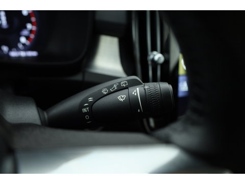 Volvo XC40 1.5 T3 Momentum Pro | RIJKLAAR!! | Cruise Contr. | Trekhaak | Camera | All Season | Apple CarPlay | Navi
