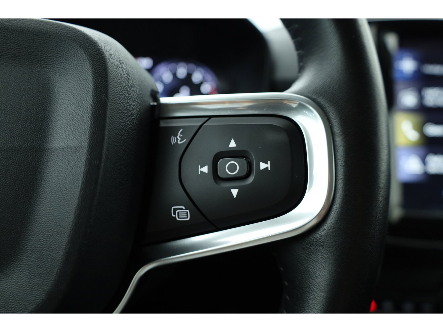 Volvo XC40 1.5 T3 Momentum Pro | RIJKLAAR!! | Cruise Contr. | Trekhaak | Camera | All Season | Apple CarPlay | Navi