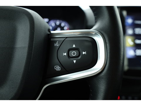 Volvo XC40 1.5 T3 Momentum Pro | RIJKLAAR!! | Cruise Contr. | Trekhaak | Camera | All Season | Apple CarPlay | Navi