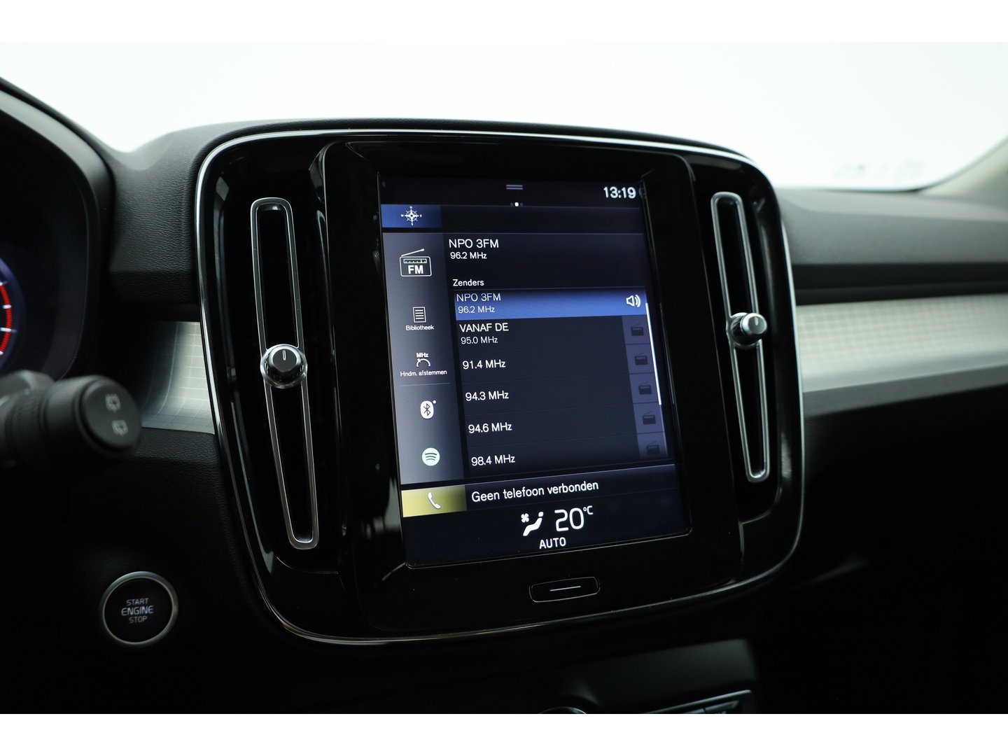 Volvo XC40 1.5 T3 Momentum Pro | RIJKLAAR!! | Cruise Contr. | Trekhaak | Camera | All Season | Apple CarPlay | Navi