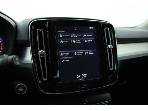 Volvo XC40 1.5 T3 Momentum Pro | RIJKLAAR!! | Cruise Contr. | Trekhaak | Camera | All Season | Apple CarPlay | Navi