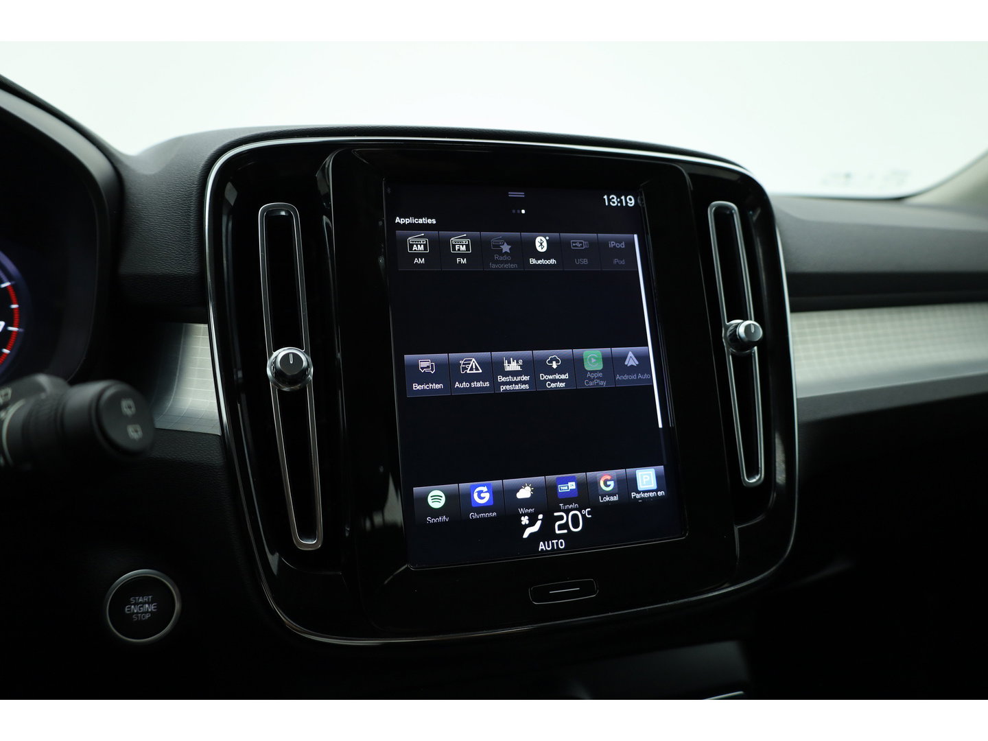 Volvo XC40 1.5 T3 Momentum Pro | RIJKLAAR!! | Cruise Contr. | Trekhaak | Camera | All Season | Apple CarPlay | Navi
