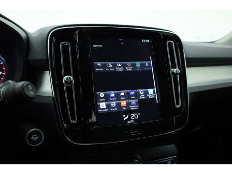 Volvo XC40 1.5 T3 Momentum Pro | RIJKLAAR!! | Cruise Contr. | Trekhaak | Camera | All Season | Apple CarPlay | Navi